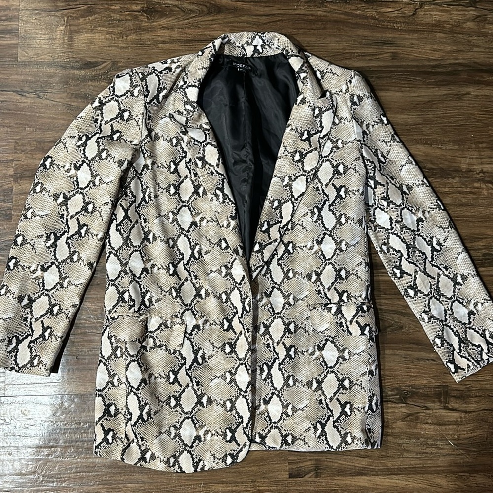 Women’s Blazer - Picture 2 of 6